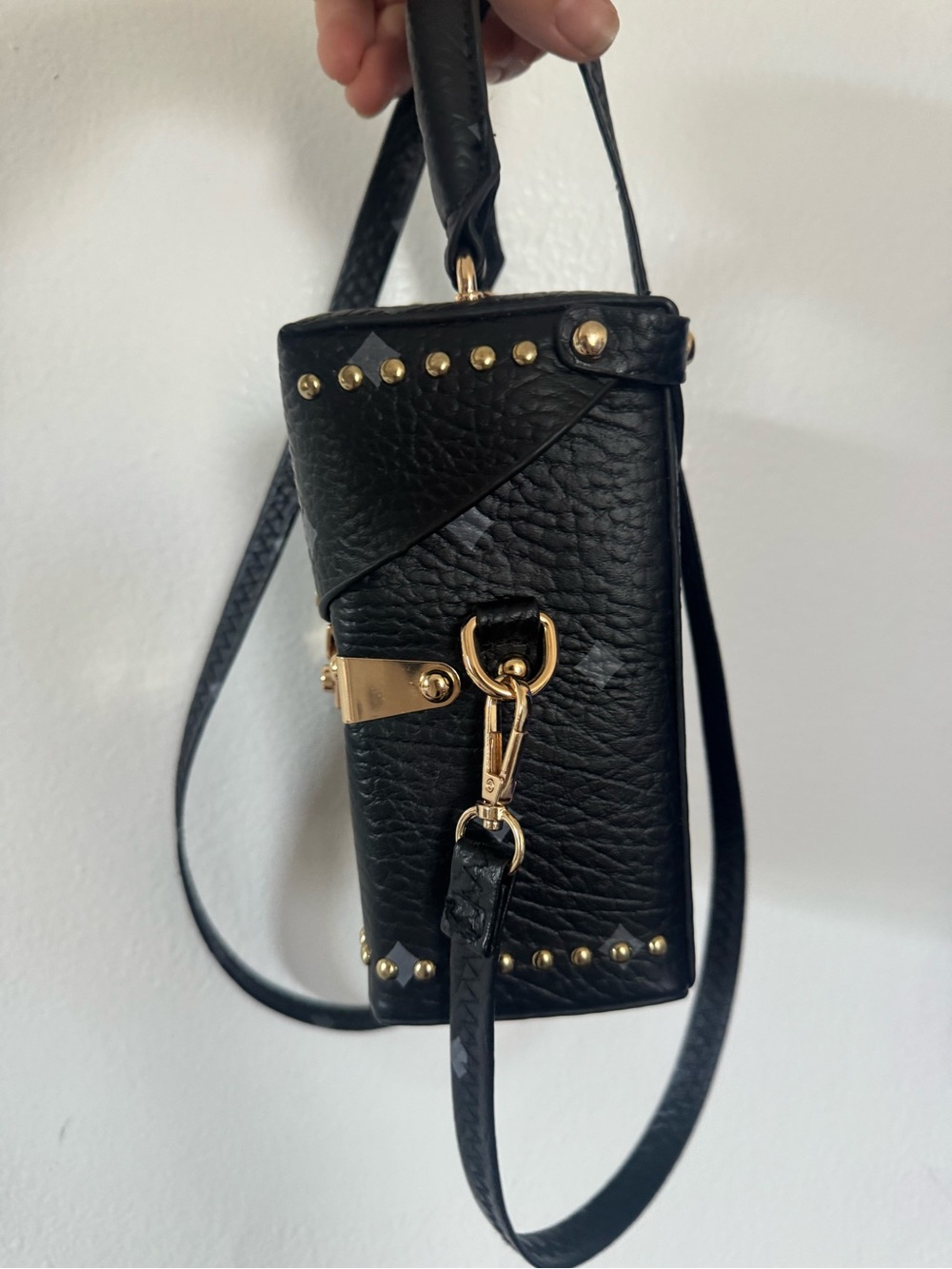 Black box shaped crossbody bag with gold hardware - Picture 2 of 7